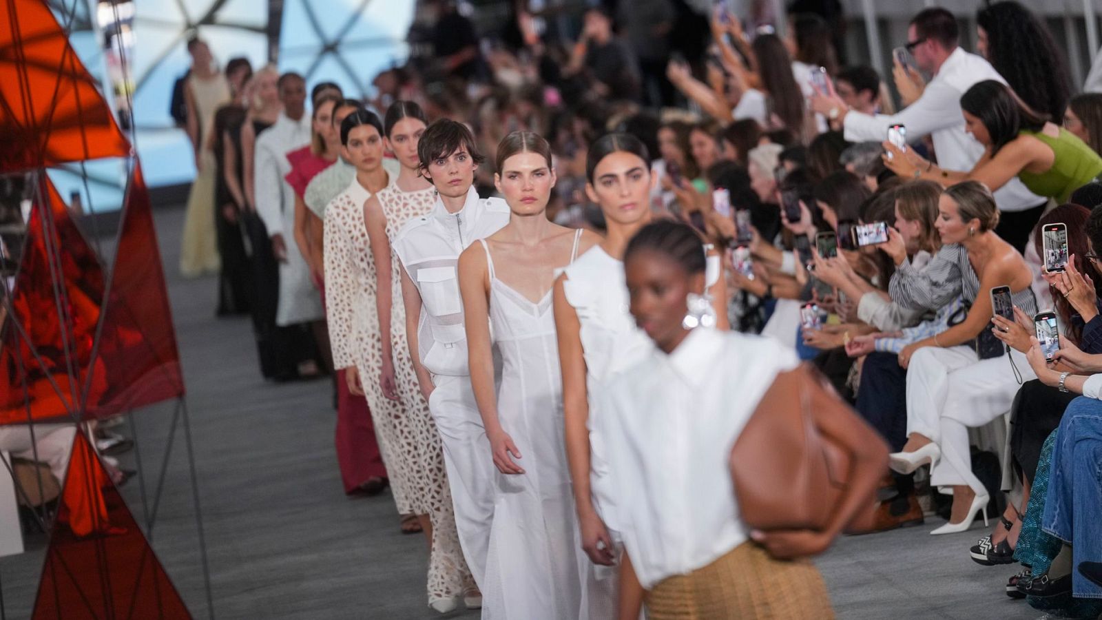 Informe semanal - Las costuras de la moda española | Ver