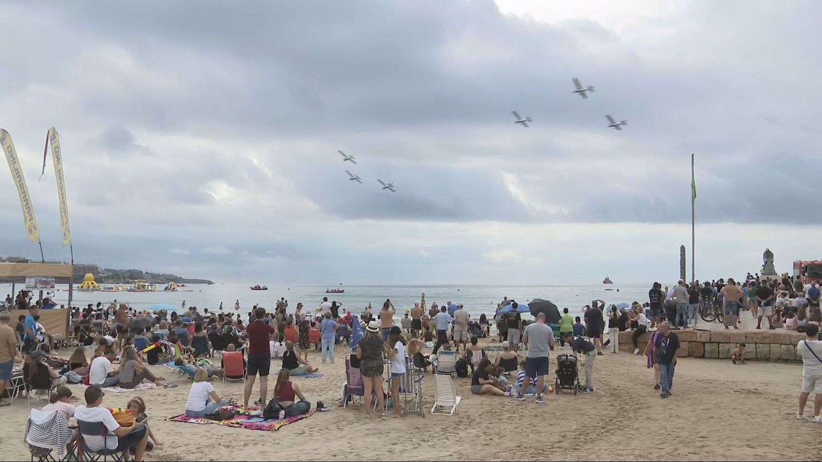 El mal temps no desllueix la Festa del Cel a Salou