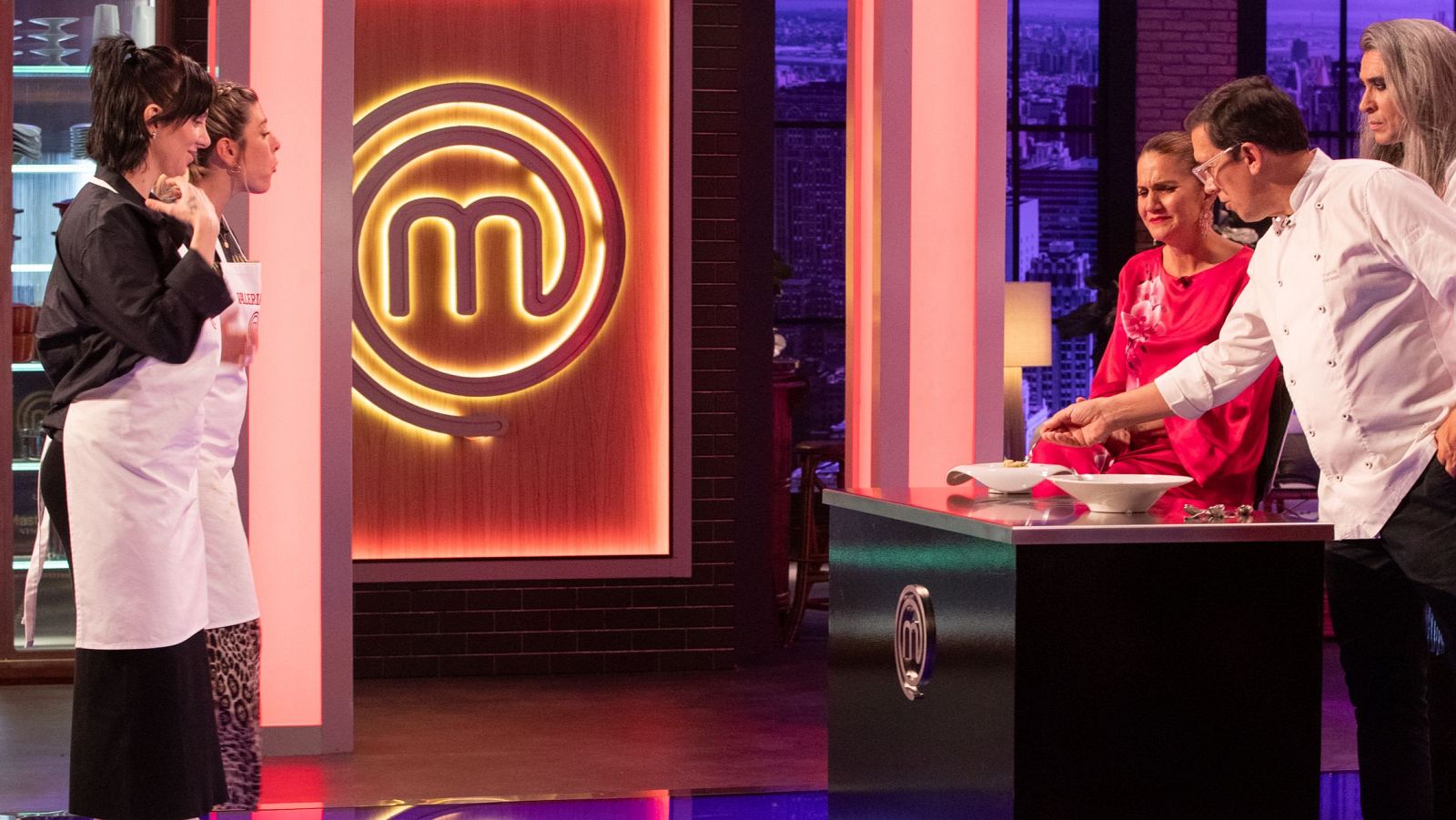 La reacción de Mala Rodriguez al plato de sesos de Valeria Ros | Ver