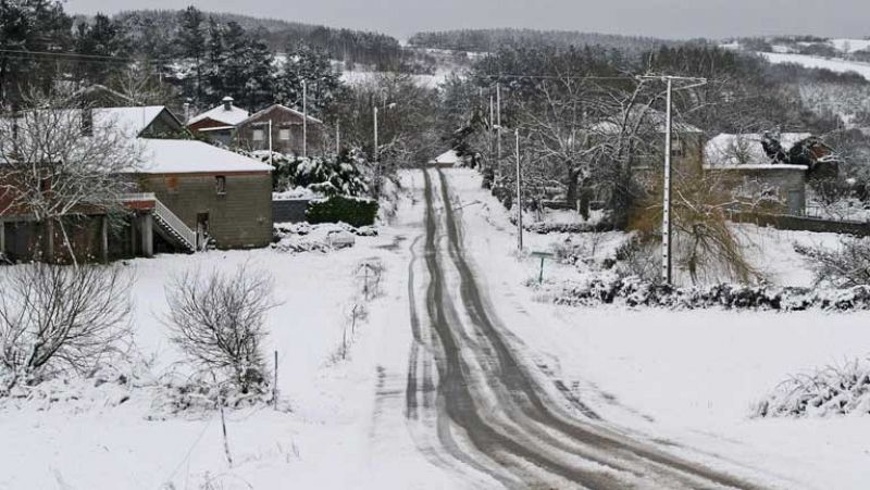 El temporal tiende a remitir pero las nevadas dejan cortadas muchas carreteras