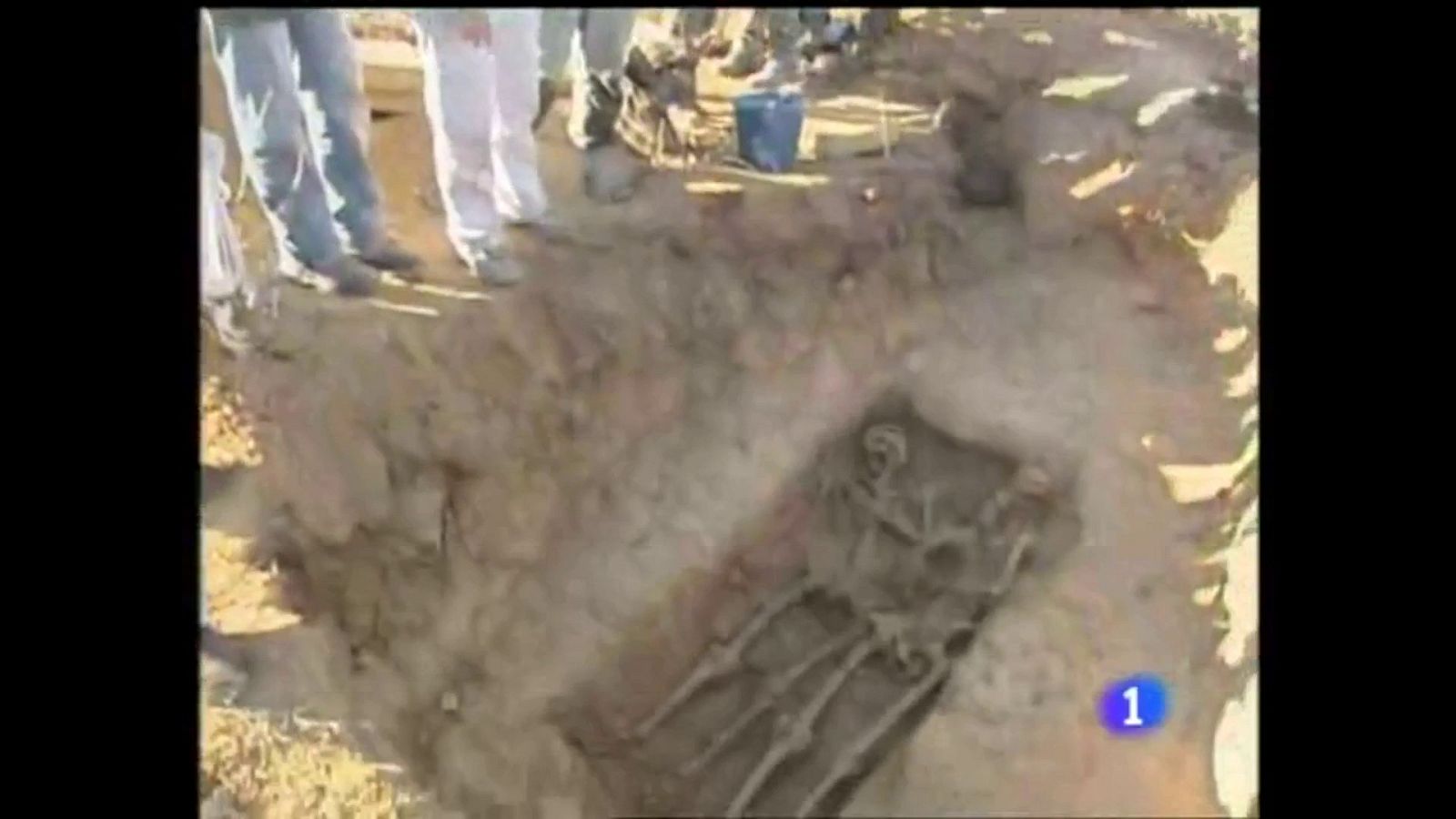 Dos posibles fusilados en la curva de Magaz de Abajo (León) | Ver ahora