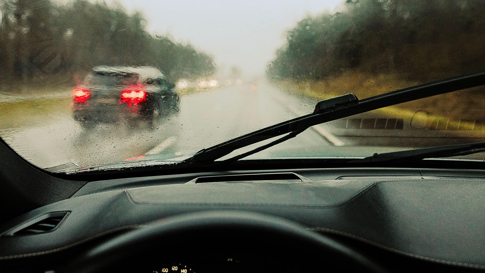 Extremar la precaución al conducir con lluvia - Telediario 1 | Ver