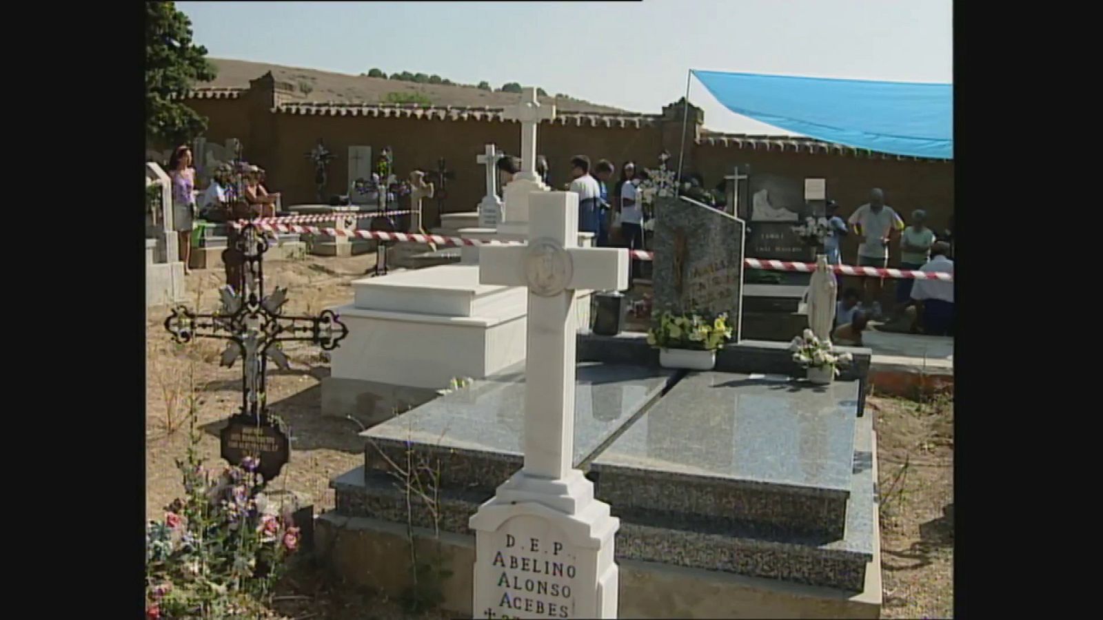 Trabajos en la fosa del cementerio Santo Tomás (Benegiles, Zamora) | Ver ahora