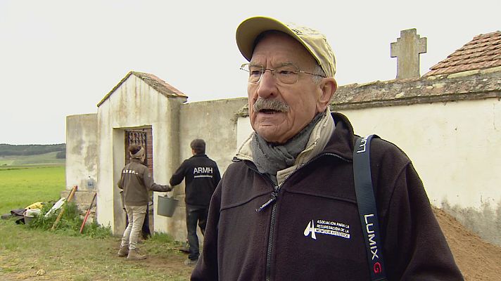 Modo Digital - Trabajos en la fosa del cementerio de Mojados (Valladolid)