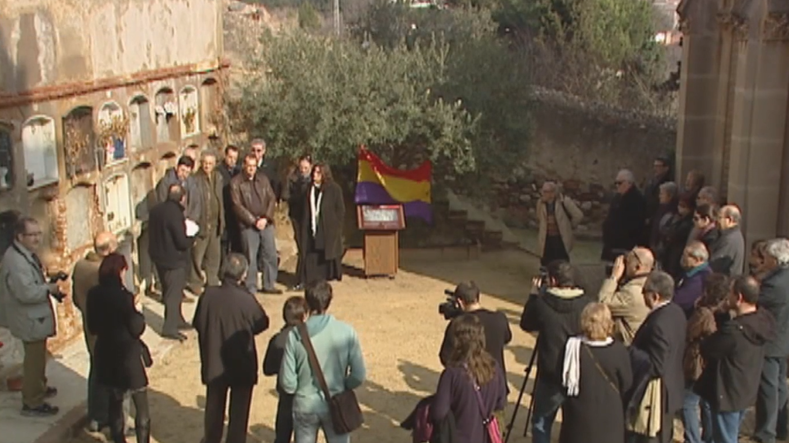 Dignificada la fosa del cementerio de la Doma (La Garriga, Barcelona) | Ver ahora