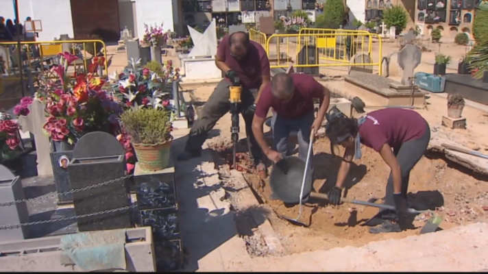 L'informatiu - Comunitat Valenciana - Exhumación de la fosa 112 del cementerio de Paterna (Valencia)