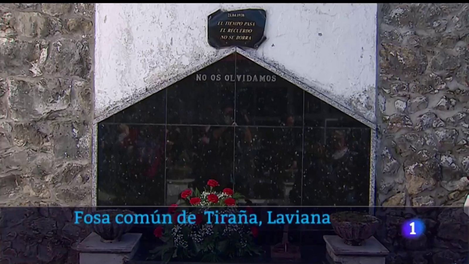 Homenaje en la fosa del cementerio de Tiraña (Laviana, Asturias) | Ver ahora