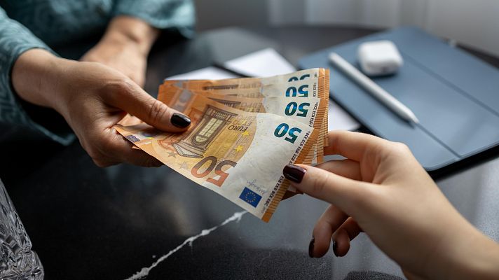 Telediario 1 - El BCE concluye que en situaciones de crisis la gente recurre al dinero en efectivo