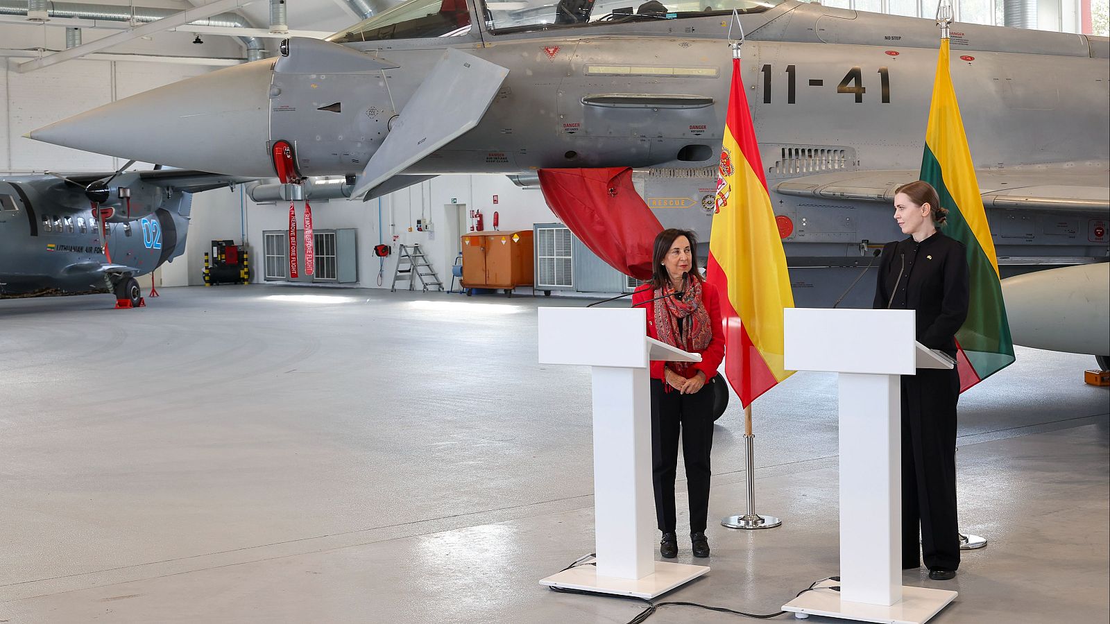 La ministra de Defensa visita al contingente español en Lituania | Ver