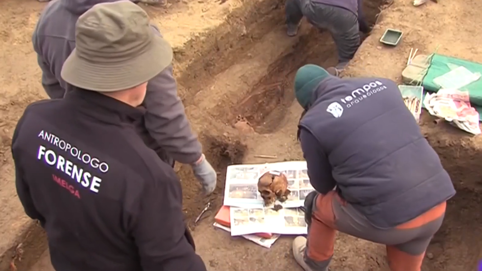 Localizados tres esqueletos en el cementerio de Celanova (Ourense) | Ver ahora