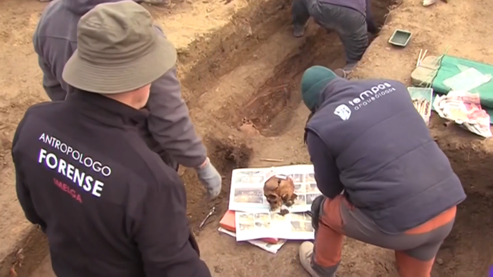 Telexornal - Galicia - Localizados tres esqueletos en el cementerio de Celanova (Ourense)