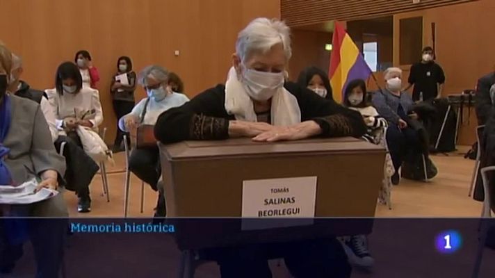 Telenavarra - Entrega de restos de la fosa de Urbicain-Echálaz II (Egüés, Navarra)