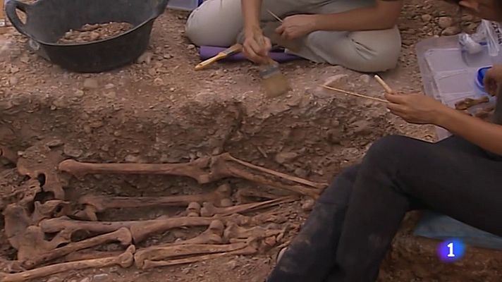Telediario 2 - Exhumación en La Revuelta de Linares (La Pola de Gordón, León)