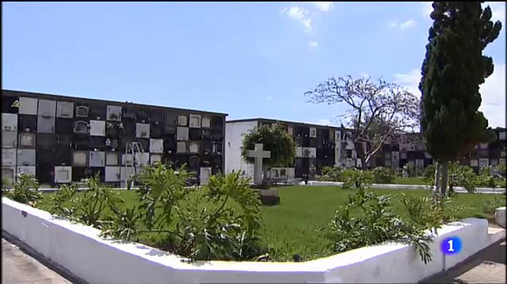 Telecanarias - Expertos estudian la fosa del cementerio de La Vegueta de Las Palmas (Canarias)