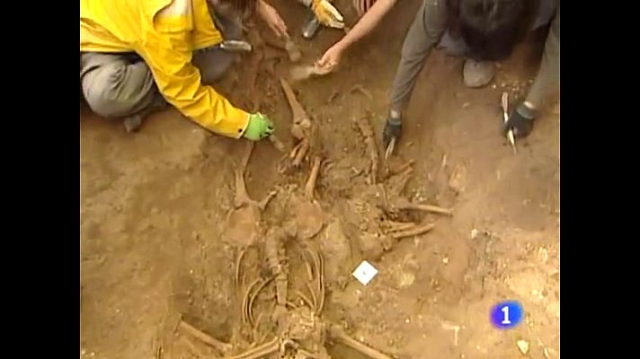 Telediario 1 - Exhumación de una fosa en el cementerio de Ágreda (Soria)