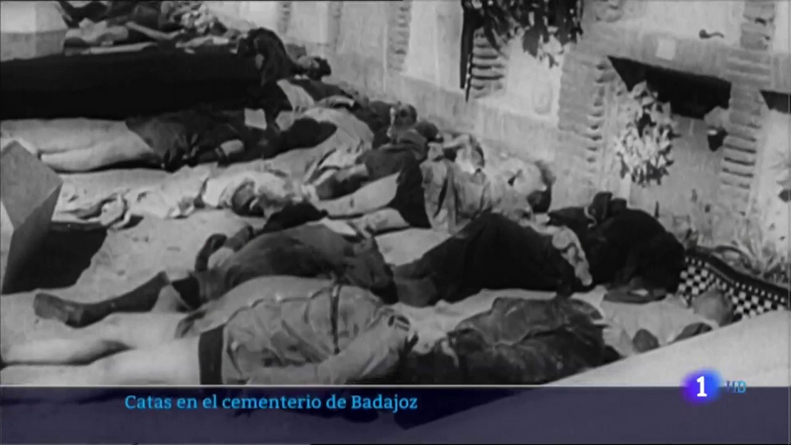 Excavación en la fosa del cementerio de San Juan de Badajoz | Ver ahora