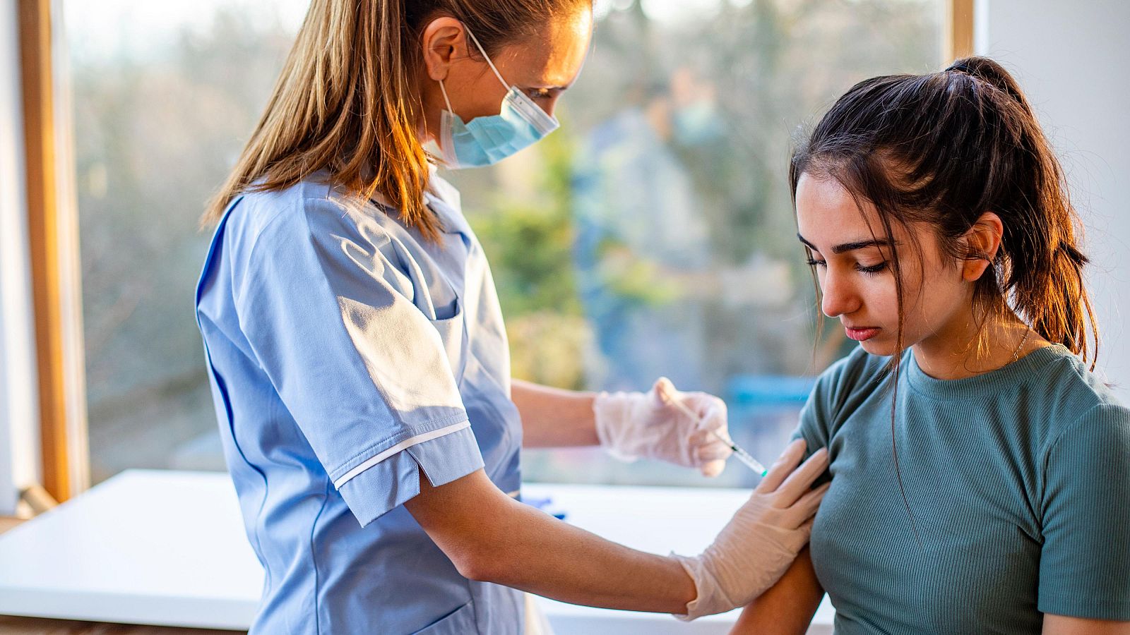 Piden a las autoridades sanitarias que se amplíe la vacunación de la gripe a los 18 años - Telediario 1 | Ver