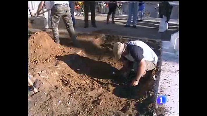 Telediario Fin de Semana - Exhumación de las fosas 19 y 20 del cementerio de Calañas (Huelva)