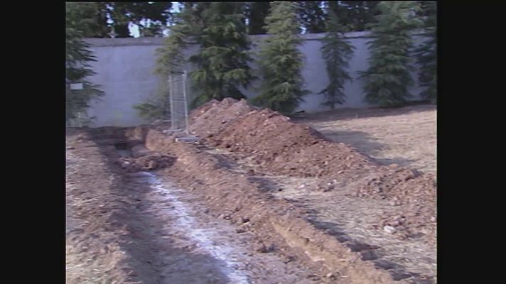 Fue noticia en el Archivo de RTVE - Localizada una fosa en el cementerio municipal de Mérida (Badajoz)