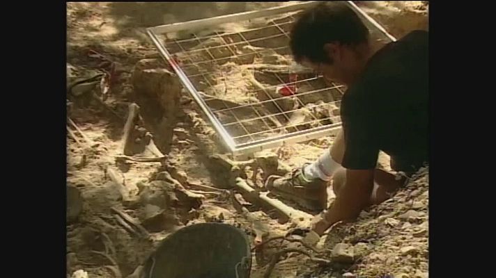 Fue noticia en el Archivo de RTVE - Exhumación en el Alto de la Venta (Villamayor de los Montes, Burgos)