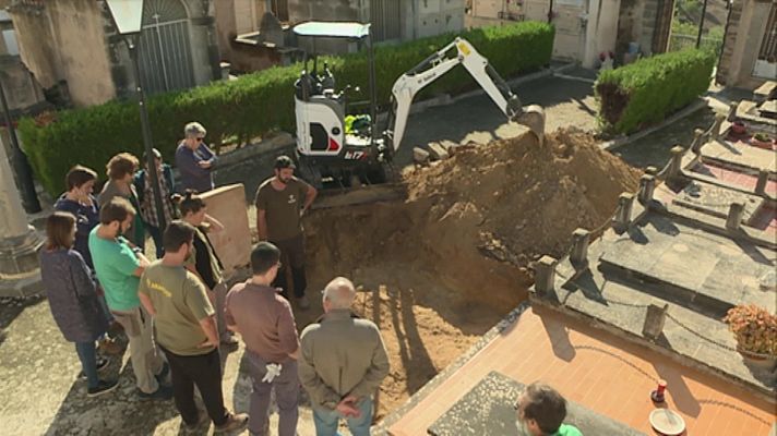 Informatiu Balear - Exhumación de la fosa en el cementerio de Calvià (Mallorca)