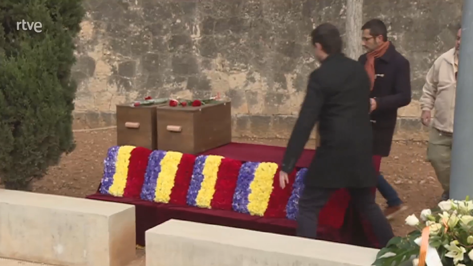 Entrega de restos a familiares en el cementerio de Porreres (Mallorca) | Ver ahora