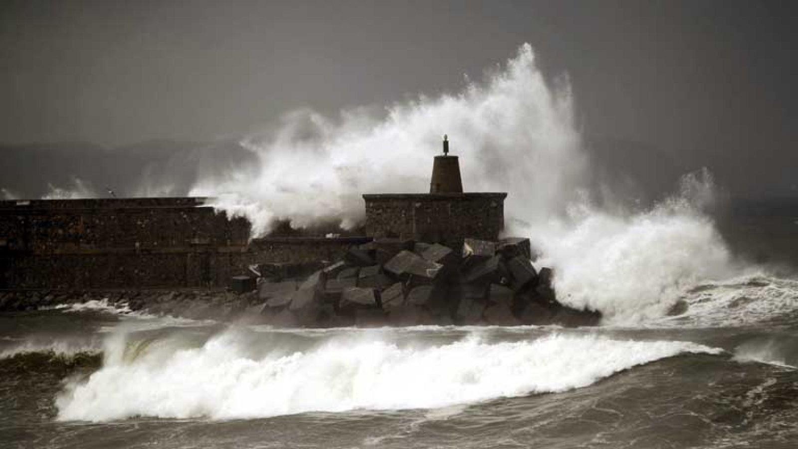 Viento fuerte en litoral cantábrico, noreste peninsular y Baleares