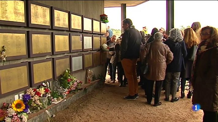 L'Informatiu - Nuevas placas recuerdan a las víctimas en les Camposines (Tarragona)