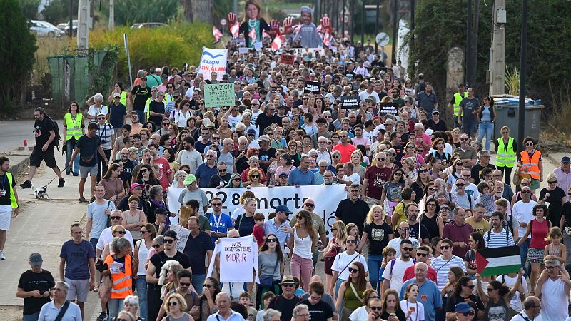 El 'Puente de la solidaridad' acoge la undécima marcha contra Mazón | Ver