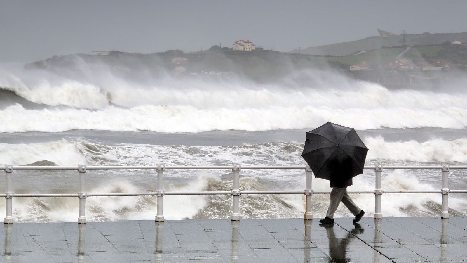 El temporal desborda un barranco en Valencia y obliga a suspender clases | Ver