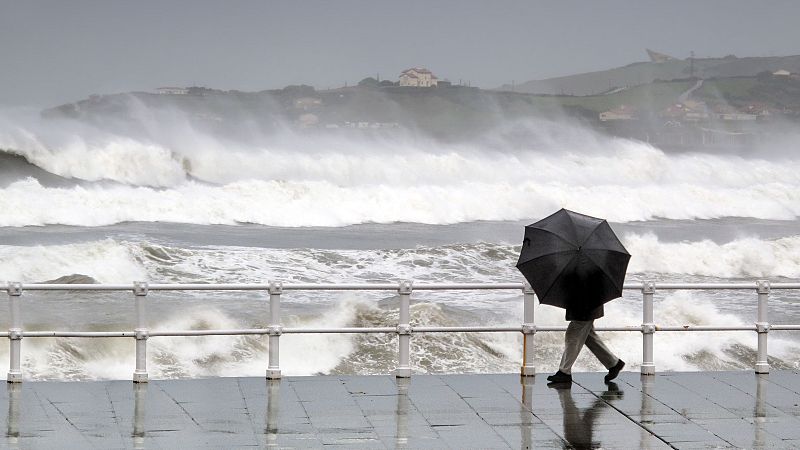 El temporal desborda un barranco en Valencia y obliga a suspender clases | Ver