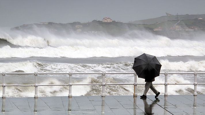Telediario Matinal - El temporal desborda un barranco en Valencia y obliga a suspender clases en más de 60 municipios