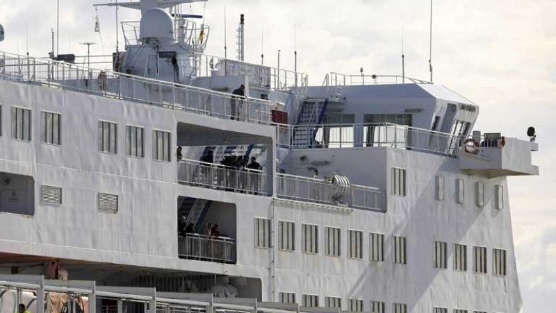 El temporal de viento en las costas norteafricanas impide la salida del ferry desde Alicante