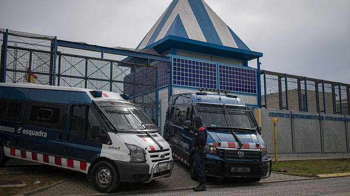 Telediario 1 - Un informe denuncia que se interna a personas con arraigo en los CIE