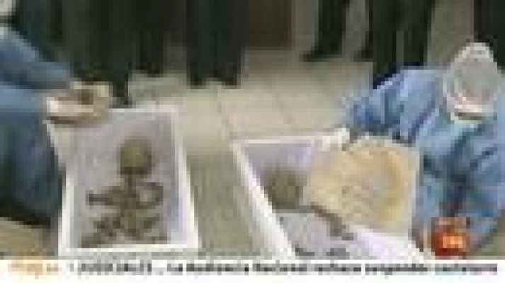 Telediario 1 - Hallan fosas comunes en Perú