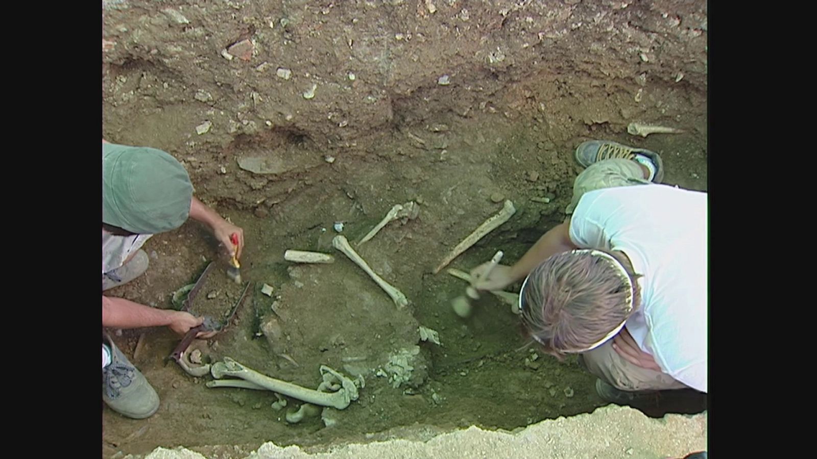Exhumación en el cementerio de Roturas de Cabañas	del Castillo (Cáceres) | Ver ahora