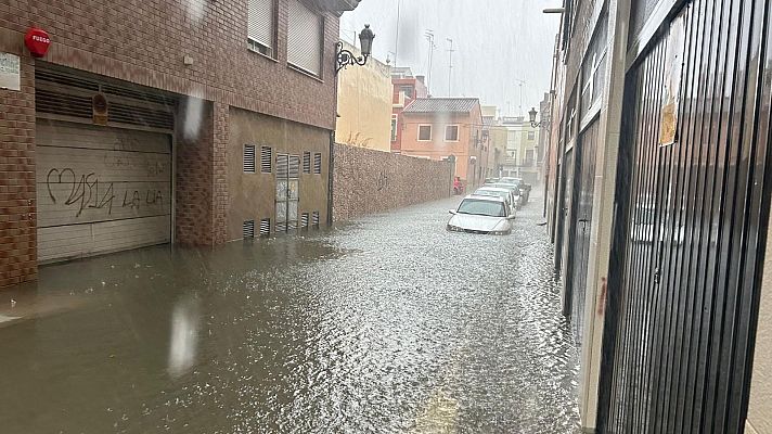 Telediario 2 - Aviso rojo en Valencia por lluvias extremas: calles anegadas, cierre de comercios y clases suspendidas