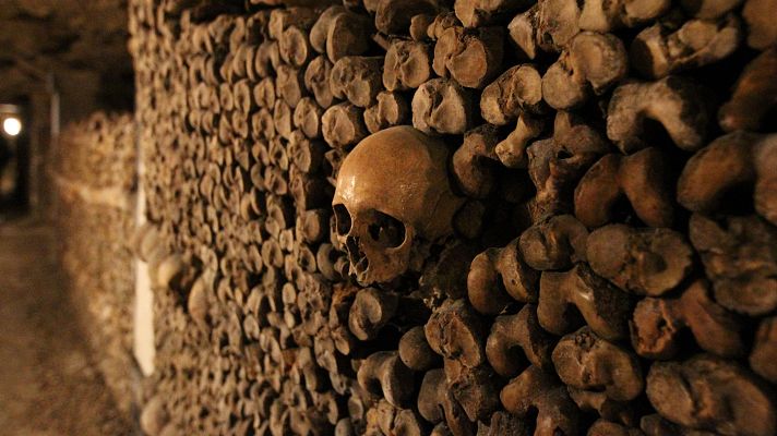 Telediario 2 - Las catacumbas de París cierran para su rehabilitación: así es el osario subterráneo más grande del mundo