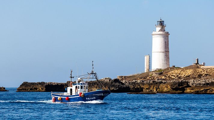 Se jubila uno de los últimos fareros de España - Telediario 1 | Ver