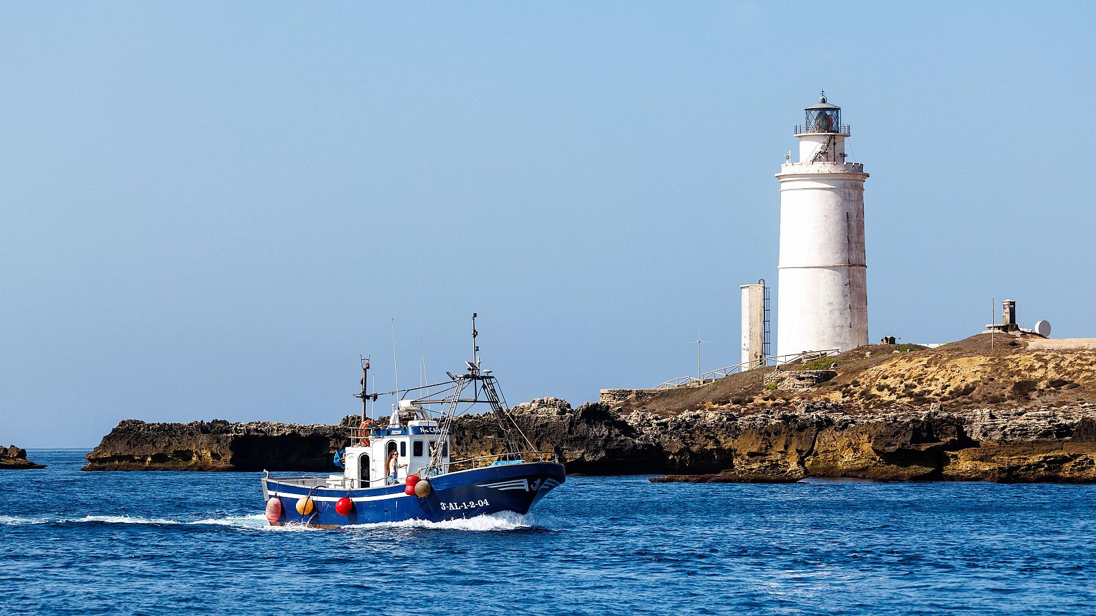 Se jubila uno de los últimos fareros de España - Telediario 1 | Ver