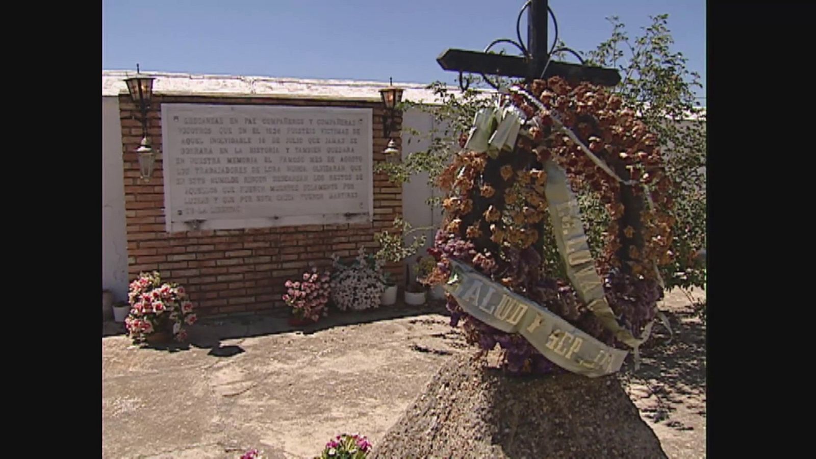Monumentos en la fosa del cementerio de Lora del Río (Sevilla) | Ver ahora