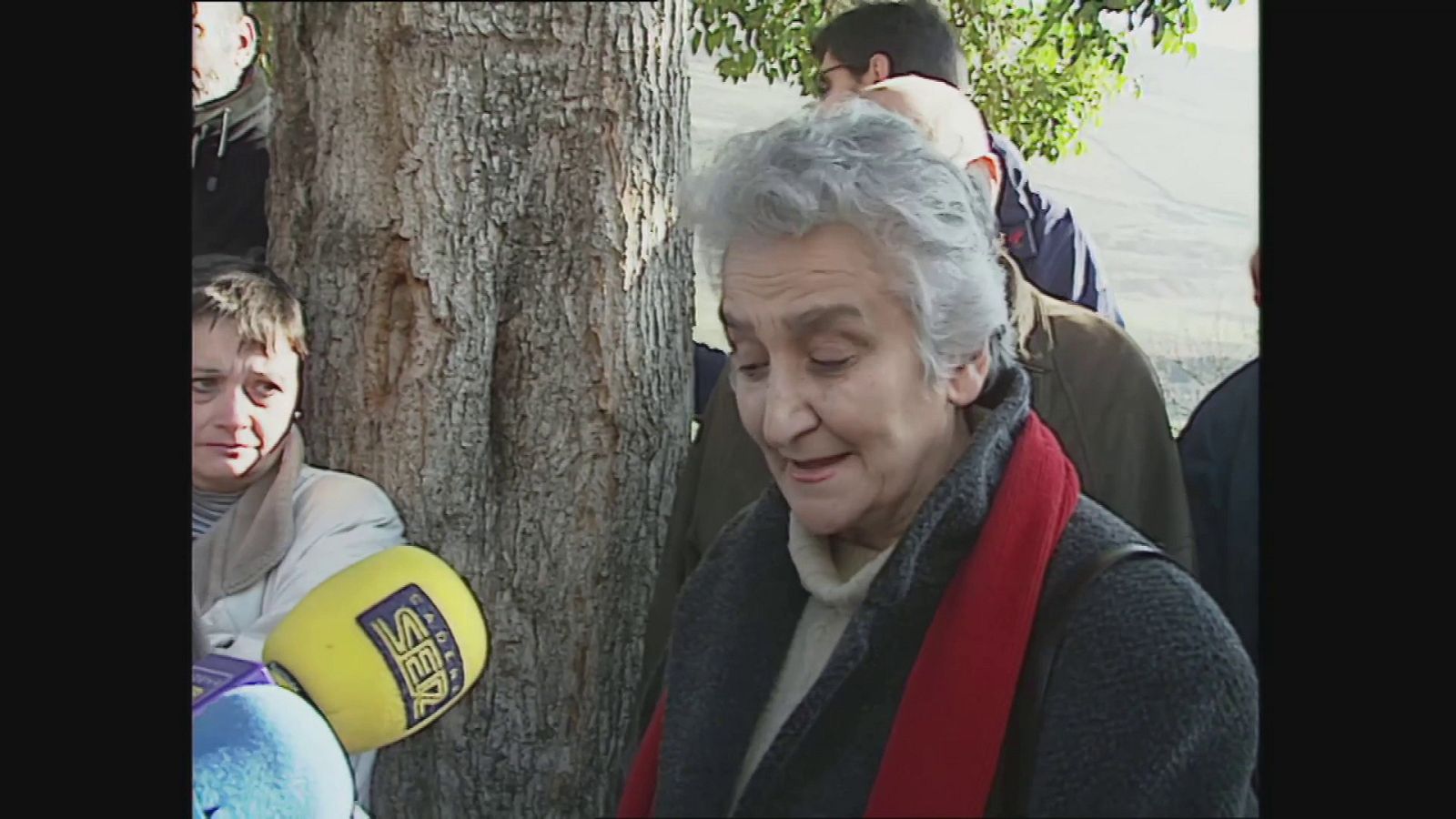 Colocación de placa en el cementerio de Cangas del Narcea (Asturias) | Ver ahora