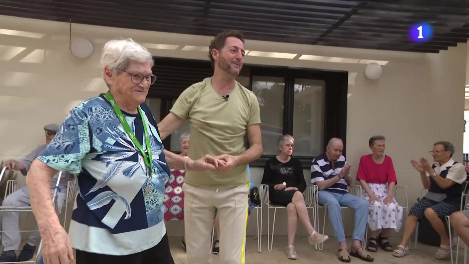 La dansa terapèutica que retorna records i vincles a Barcelona - L'Informatiu | Veure