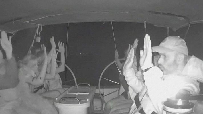 Especiales informativos - El activista Rafa Borrego, tras la interceptación de su barco: "Nos están rociando de agua"