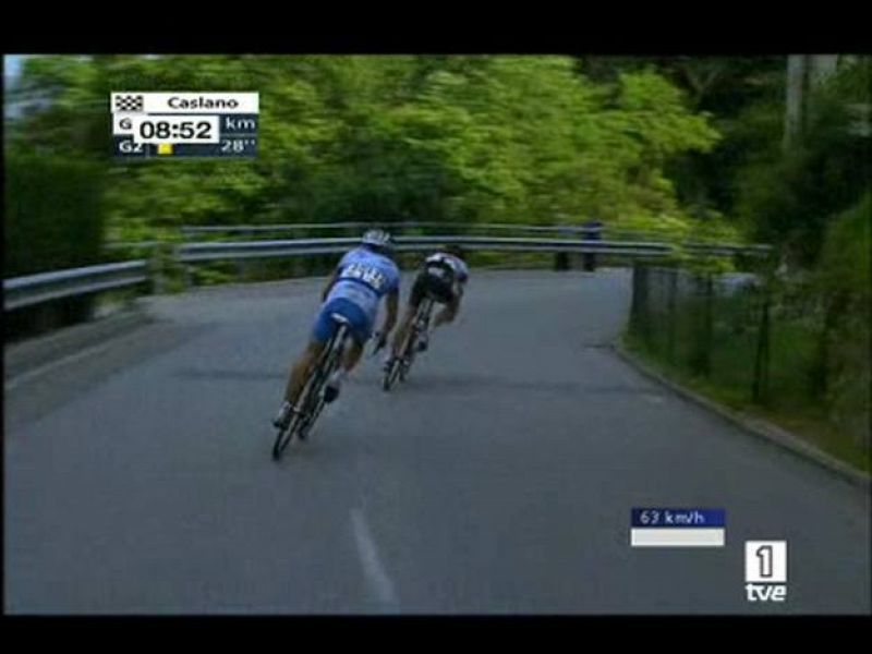  El luxemburgués Frank Schlek iba escapado en la quinta etapa de la Vuelta a Suiza y luchaba por ponerse de líder de la competición. El corredor cayó por un barranco pero, pese a la aparatosa caída, el corredor apenas sufrió unos rasguños.