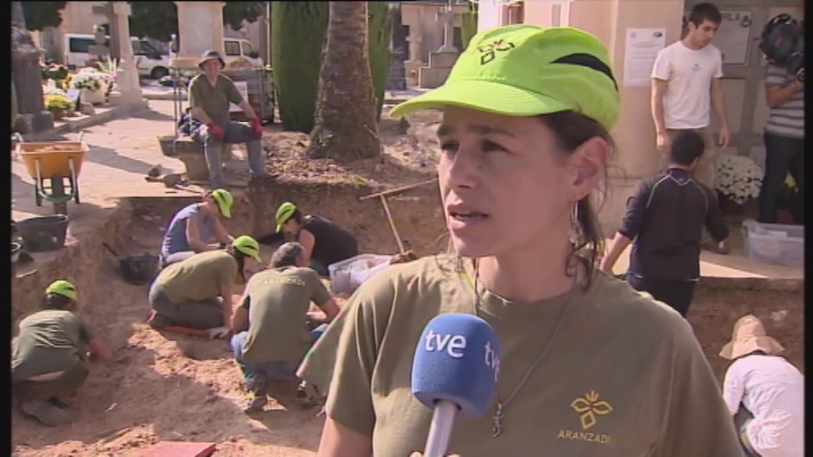 Hallan los primeros restos de la fosa del cementerio de Porreres (Mallorca) | Ver ahora