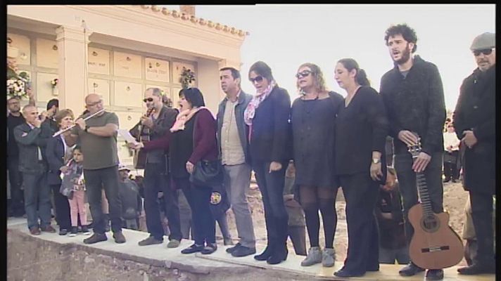 Informatiu Balear - Familiares de desaparecidos visitan la fosa común de Porreres (Mallorca)