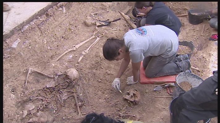 Informatiu Balear - Denuncian crímenes contra la humanidad tras la exhumación de Porreres (Mallorca)
