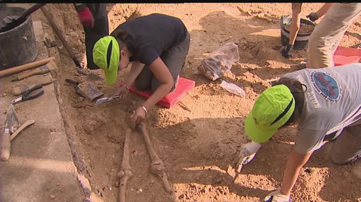 Informatiu Balear - Inicio de la segunda intervención de la fosa de Porreres (Mallorca)