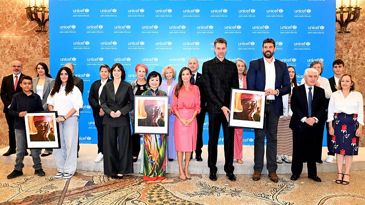 Informativo 24h - La reina entrega los premios Unicef a la Fundación Gasol, la niña del Napalm y la red Cibercorresponsales